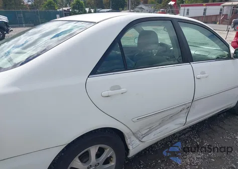 2005 Toyota Camry Xle V6 z USA, uszkodzony, nr VIN 4T1BF30K25U087227